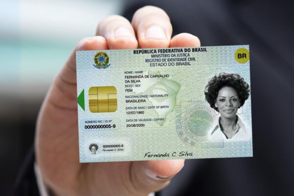 Segurando nova carteira de identidade nacional Brasileira